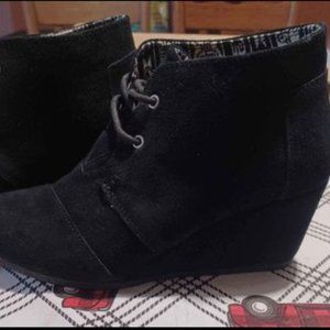 TOMS BLACK WEDGE BOOTS
